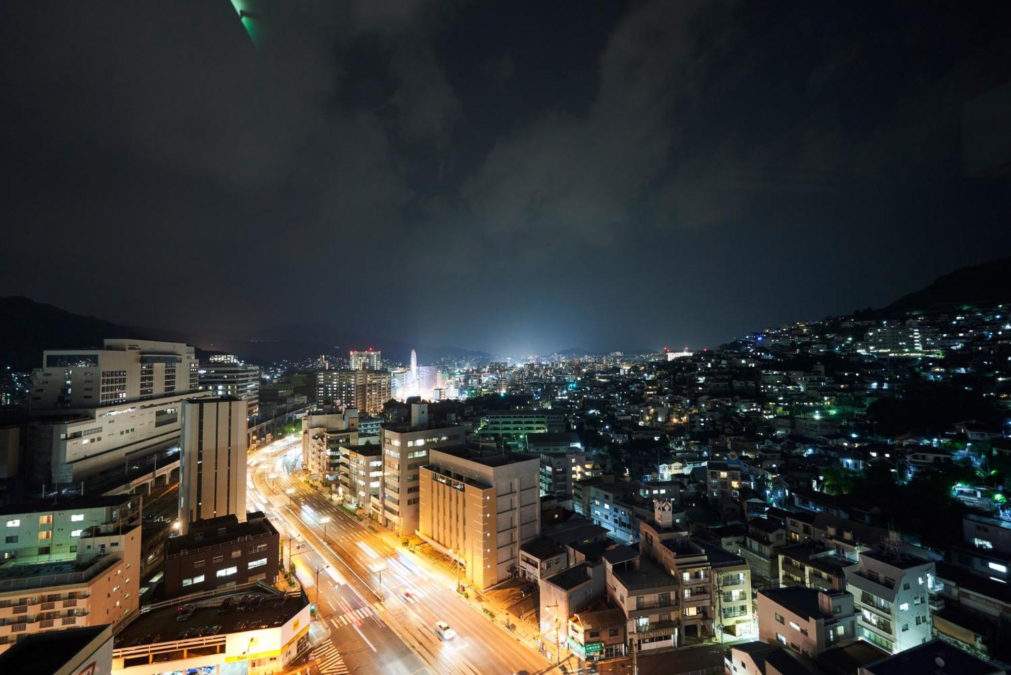 The Global View Nagasaki Otel Dış mekan fotoğraf View of the city at night