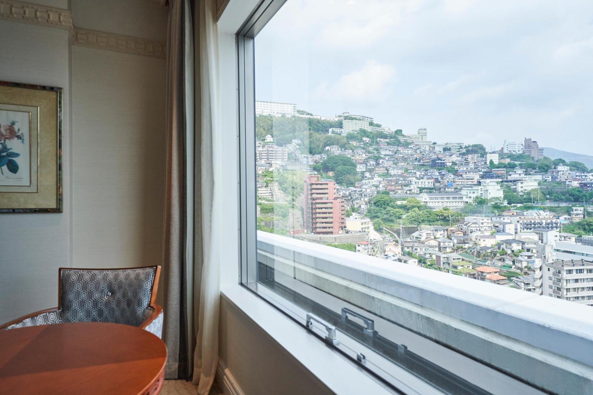 The Global View Nagasaki Otel Dış mekan fotoğraf A window with a view of the city